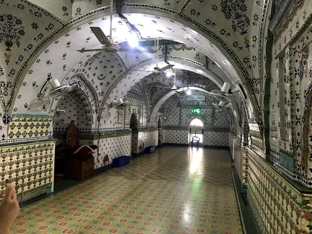 Star Mosqe Inside Main Pryer Hall